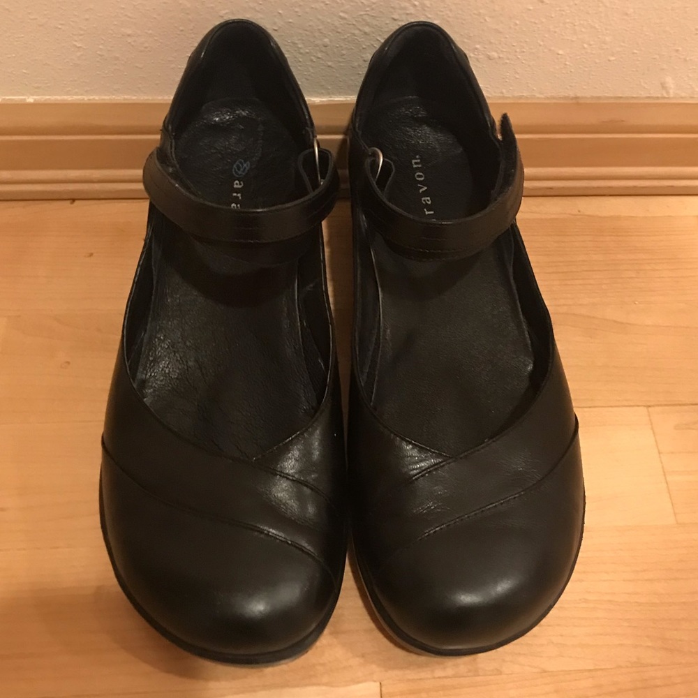 Aravon mary janes